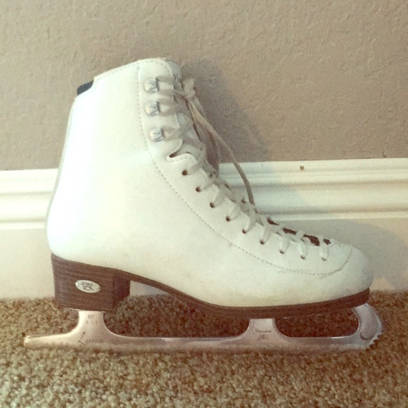 (Size 2, White) - Riedell 19 Emerald / Kids Recreational Figure Ice Skates / Colour: White or Black Ice Skates Riedell J32 Kids White Size 2 1⁄2 B⁄A W⁄Blade